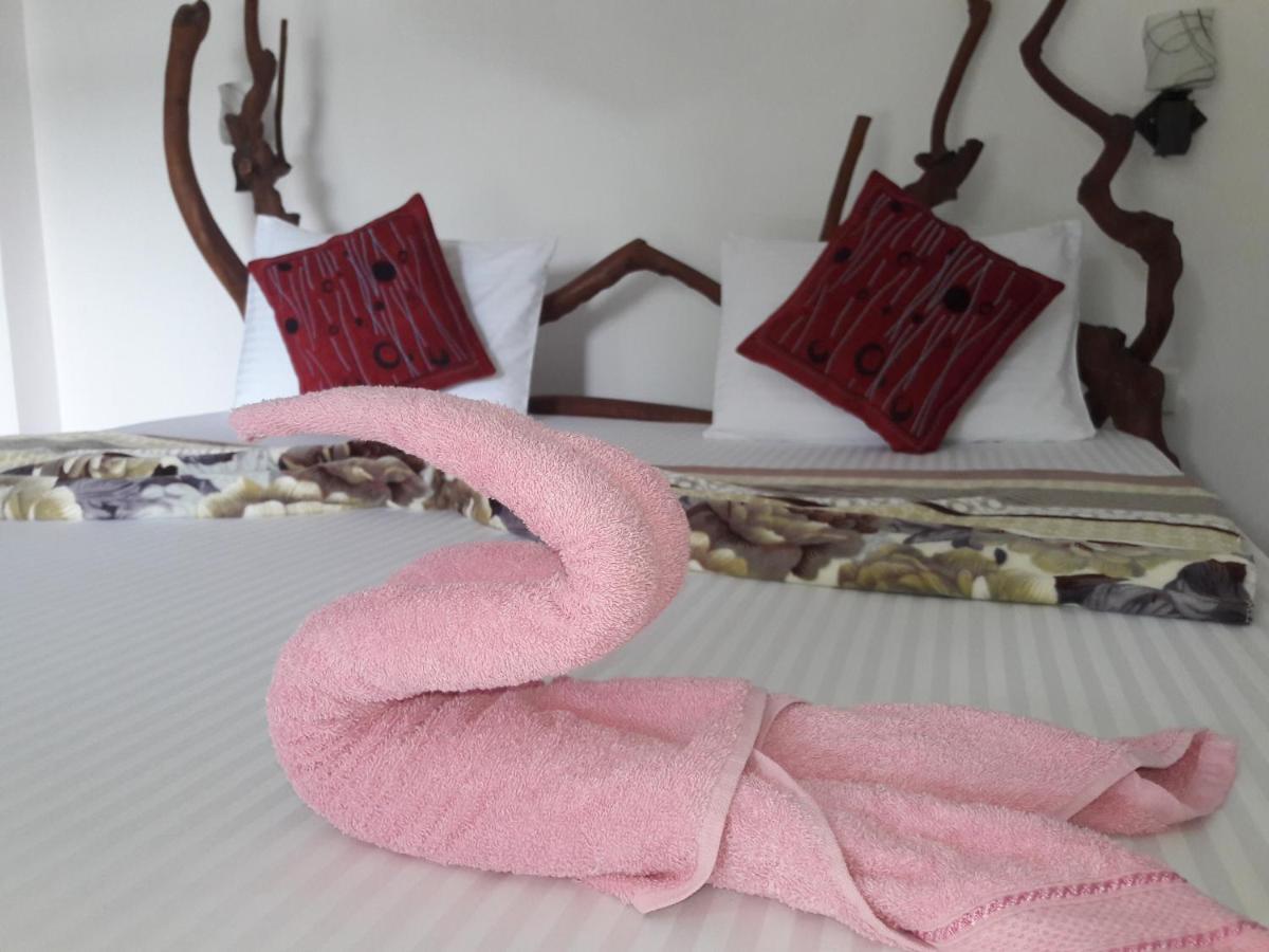 エッラ La Rochelle Bed & Breakfast エクステリア 写真